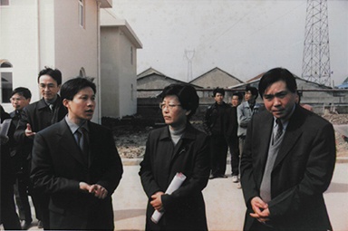 2001年2月20日，时任国家环保局副局长汪纪戎一行视察公司