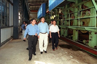 2000年9月19日，时任浙江省委书记张德江一行视察公司